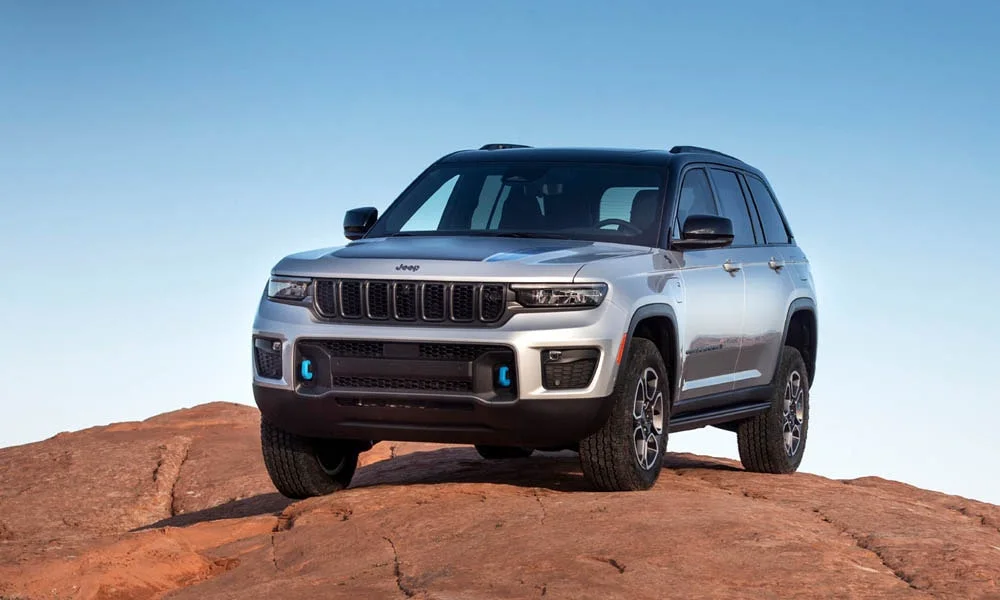 Фото Jeep Grand Cherokee (2024) — вид спереди, фото 5. Передок в серебристом исполнении — крупная светотехника и выразительный бампер. Дневные ходовые огни включаются автоматически с запуском Jeep Grand Cherokee (2024) — вид спереди, фото 5