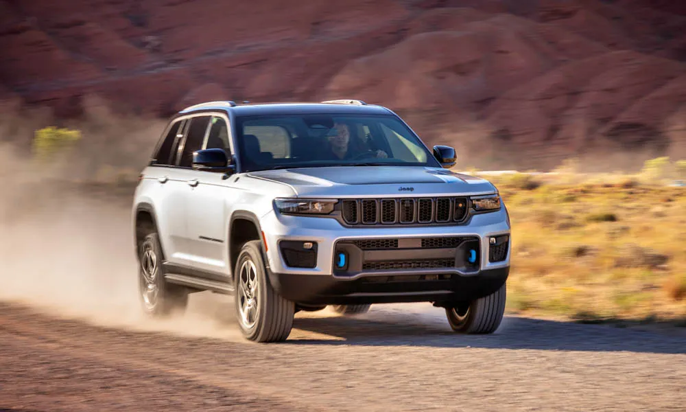Фото Jeep Grand Cherokee (2024) — вид спереди, фото 7. Анфас: пропорции капота, посадка кузова и графика ходовых огней. Рисунок ходовых огней — подпись модели, по нему её узнают в потоке Jeep Grand Cherokee (2024) — вид спереди, фото 7