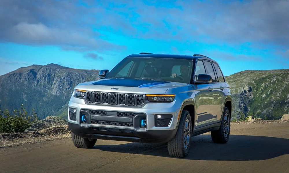 Фото Jeep Grand Cherokee (2024) — вид спереди, фото 8. Оптика, решётка и бампер — первое впечатление о модели. Дневные ходовые огни включаются автоматически с запуском Jeep Grand Cherokee (2024) — вид спереди, фото 8