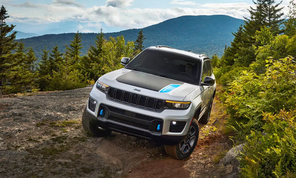 Фото Jeep Grand Cherokee (2024) — вид спереди, фото 9. Анфас: пропорции капота, посадка кузова и графика ходовых огней. Дневные ходовые огни включаются автоматически с запуском Jeep Grand Cherokee (2024) — вид спереди, фото 9