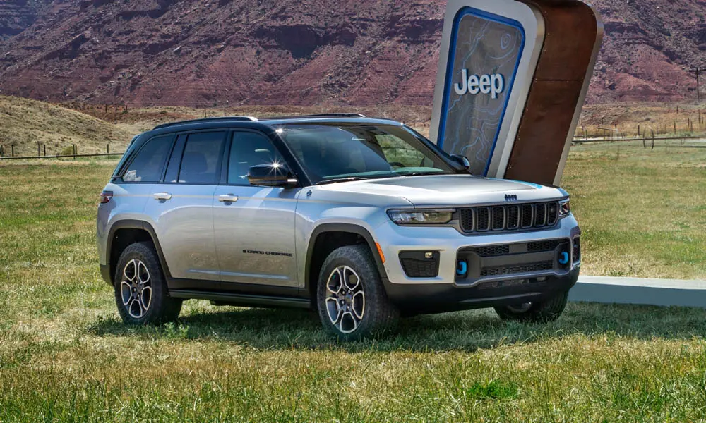 Фото Jeep Grand Cherokee (2024) — вид спереди, фото 10. Анфас: пропорции капота, посадка кузова и графика ходовых огней. Дневные ходовые огни включаются автоматически с запуском Jeep Grand Cherokee (2024) — вид спереди, фото 10