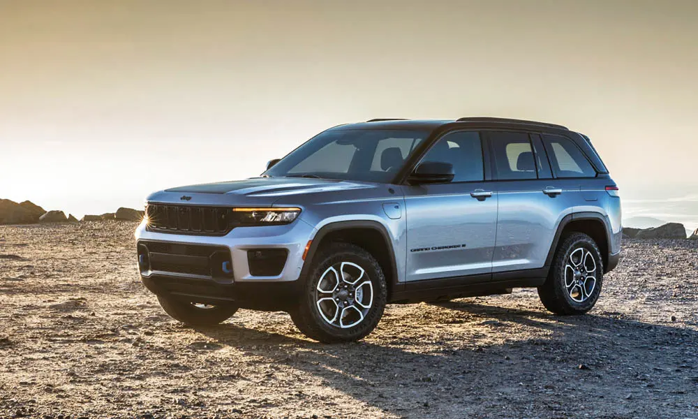 Фото Jeep Grand Cherokee (2024) — вид спереди, фото 11. Оптика, решётка и бампер — первое впечатление о модели. Дневные ходовые огни включаются автоматически с запуском Jeep Grand Cherokee (2024) — вид спереди, фото 11