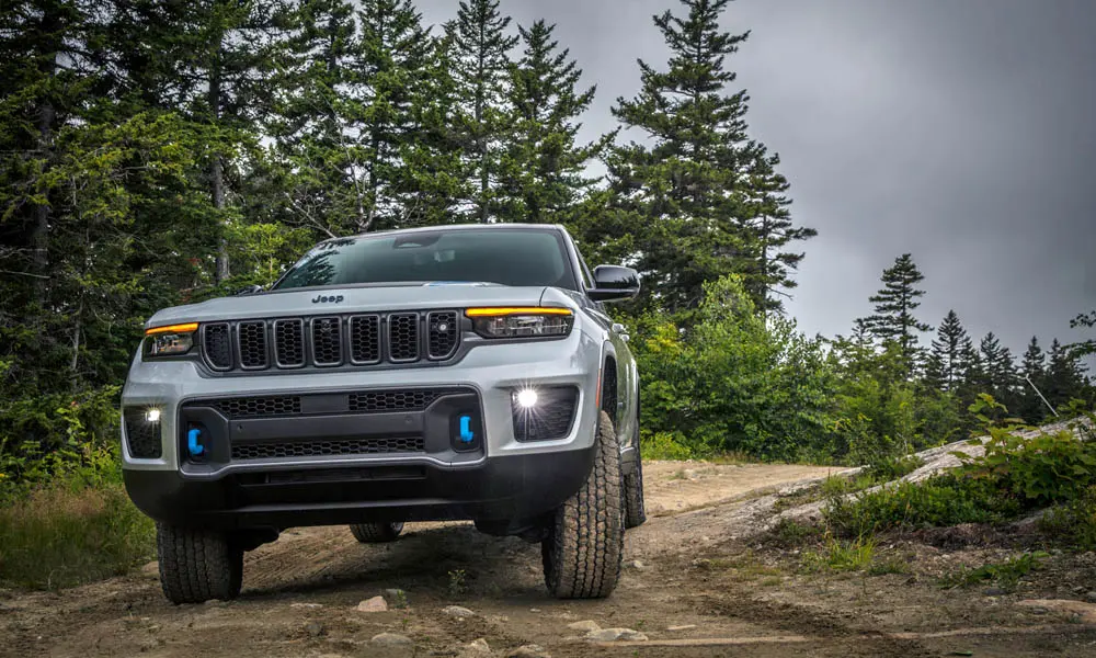 Фото Jeep Grand Cherokee (2024) — вид спереди, фото 12. Анфас: пропорции капота, посадка кузова и графика ходовых огней. Дневные ходовые огни включаются автоматически с запуском Jeep Grand Cherokee (2024) — вид спереди, фото 12