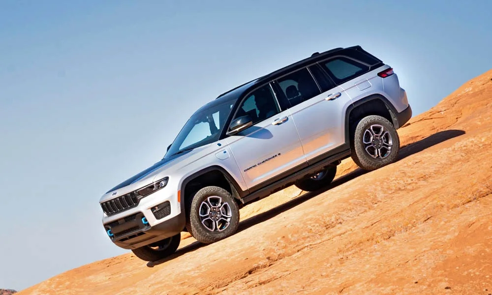 Фото Jeep Grand Cherokee (2024) — вид спереди, фото 13. Серебристый кузов, строгая симметрия оптики — базовый ракурс знакомства с дизайном Jeep Grand Cherokee (2024) — вид спереди, фото 13