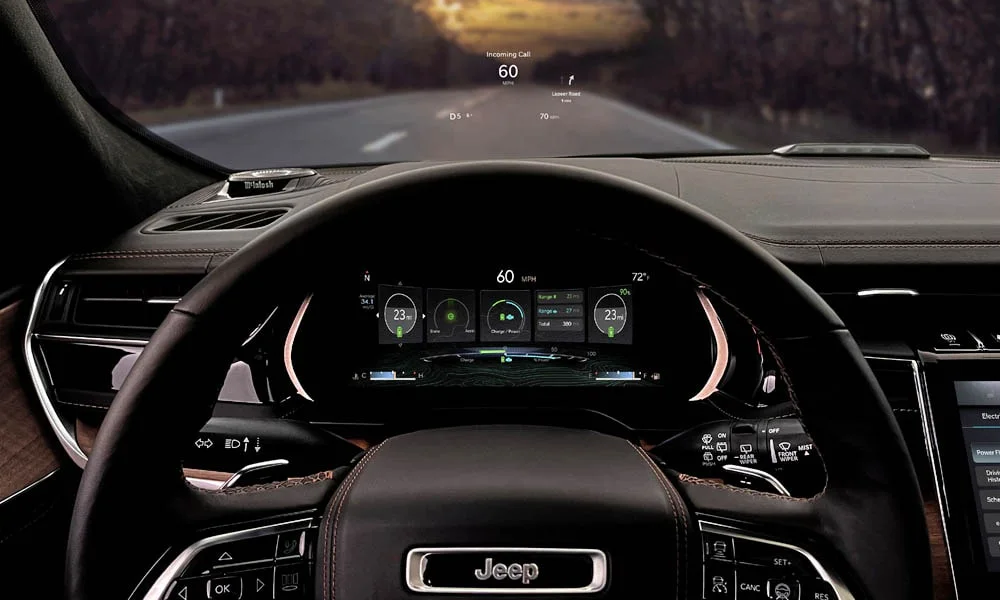 Фото Jeep Grand Cherokee (2024) — приборная панель. Скорость, запас хода и подсказки ассистентов перед глазами. Компоновка приборов настраивается в меню у большинства версий Jeep Grand Cherokee (2024) — приборная панель