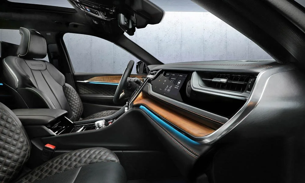 Фото Jeep Grand Cherokee (2024) — интерьер, фото 2. Общий план салона: архитектура панели, консоль и кресла. Уровень отделки читается по стыкам панелей и мягким поверхностям в зонах касания Jeep Grand Cherokee (2024) — интерьер, фото 2