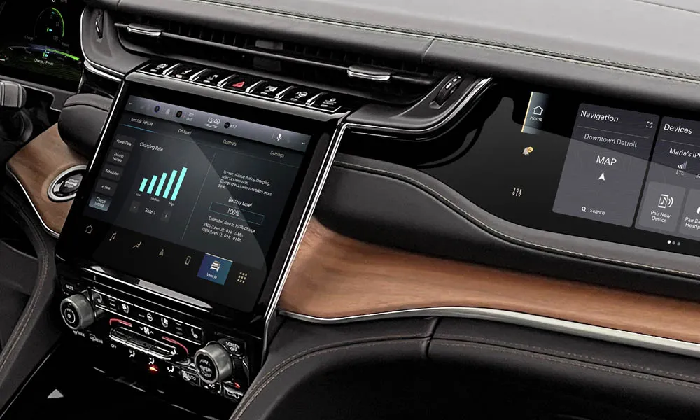 Фото Jeep Grand Cherokee (2024) — экран мультимедиа. Вертикальный экран мультимедиа — карты и списки помещаются целиком. Климат и обогревы часто управляются с этого экрана — привыкание занимает пару дней Jeep Grand Cherokee (2024) — экран мультимедиа