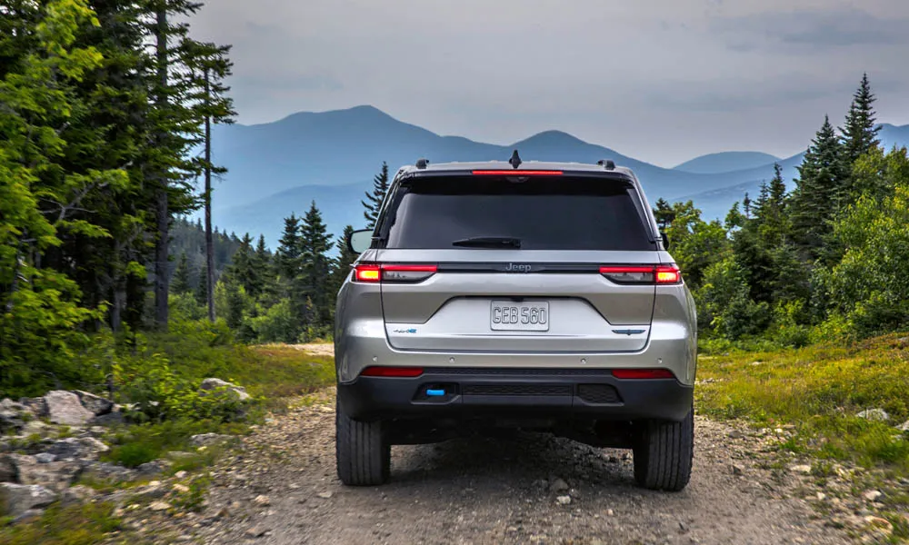 Jeep Grand Cherokee (2024) — вид сзади, фото 3
