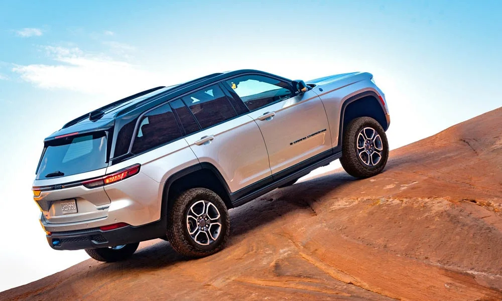 Фото Jeep Grand Cherokee (2024) — вид сзади, фото 4. Графика фонарей, бампер и оформление пятой двери. Насадки выхлопа или их имитация внизу бампера различают версии Jeep Grand Cherokee (2024) — вид сзади, фото 4