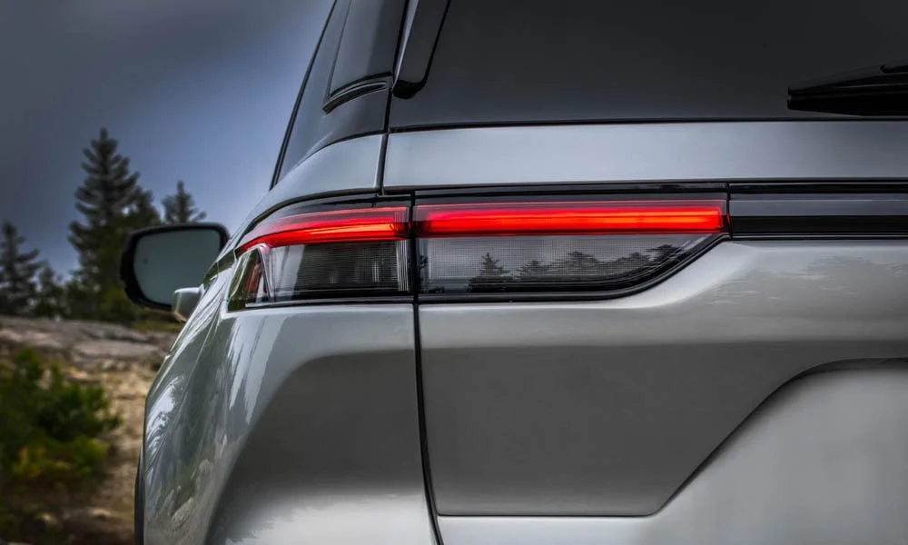 Фото Jeep Grand Cherokee (2024) — вид сзади, фото 6. Графика фонарей, бампер и оформление пятой двери. Светодиодная полоса или раздельные секции — задняя оптика стала главным украшением кормы Jeep Grand Cherokee (2024) — вид сзади, фото 6