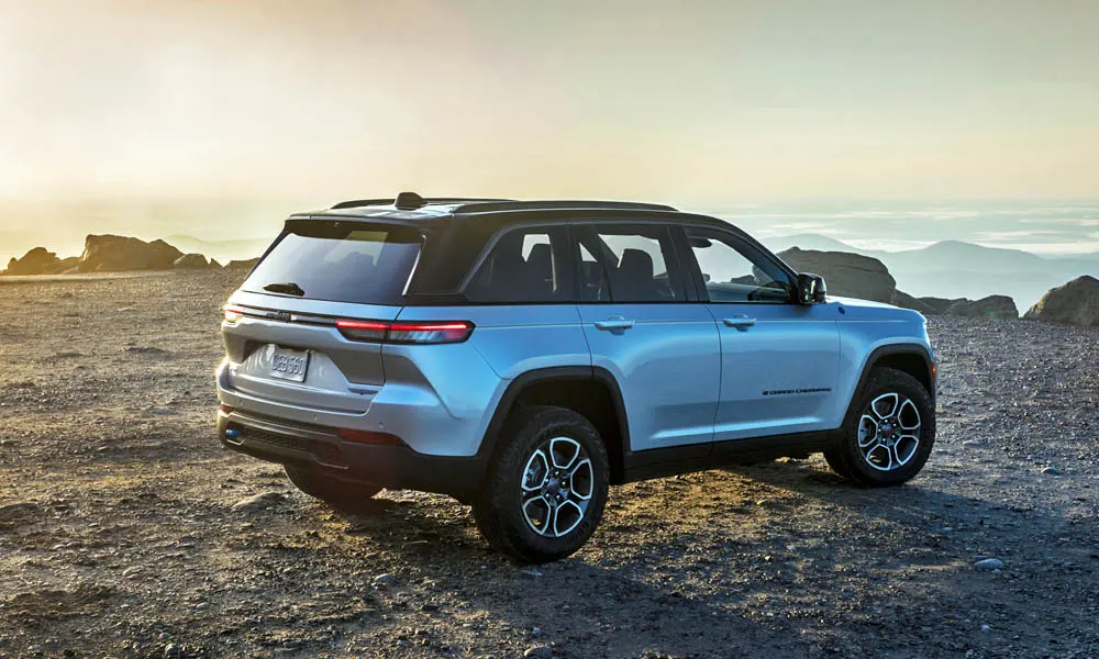 Фото Jeep Grand Cherokee (2024) — вид сзади, фото 8. Графика фонарей, бампер и оформление пятой двери. Насадки выхлопа или их имитация внизу бампера различают версии Jeep Grand Cherokee (2024) — вид сзади, фото 8