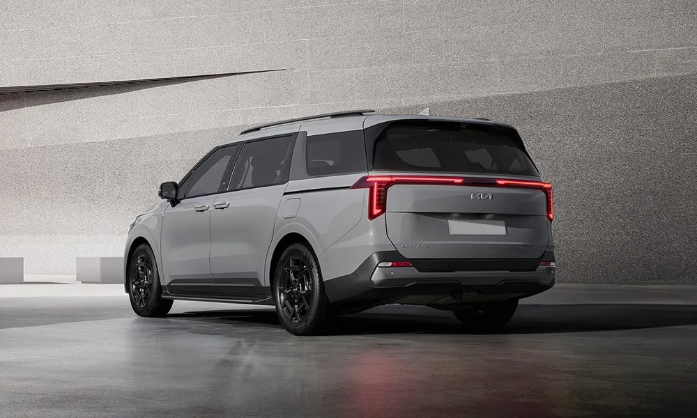 KIA Carnival (2024) — вид сзади, фото 3