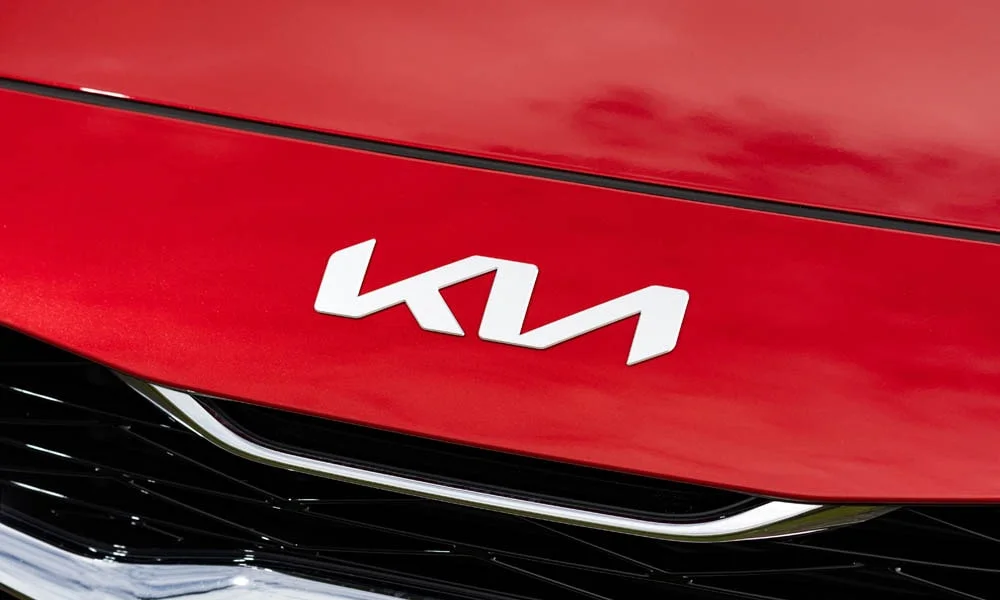 Фото KIA Ceed SW — эмблема. Фирменный шильдик на кузове — знак принадлежности к марке KIA Ceed SW — эмблема