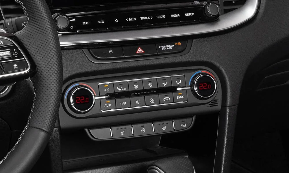 Фото KIA Ceed SW — блок климат-контроля. Панель климата крупным планом — регулировки доступны на ощупь. Раздельные зоны позволяют водителю и пассажиру выбрать свою температуру KIA Ceed SW — блок климат-контроля