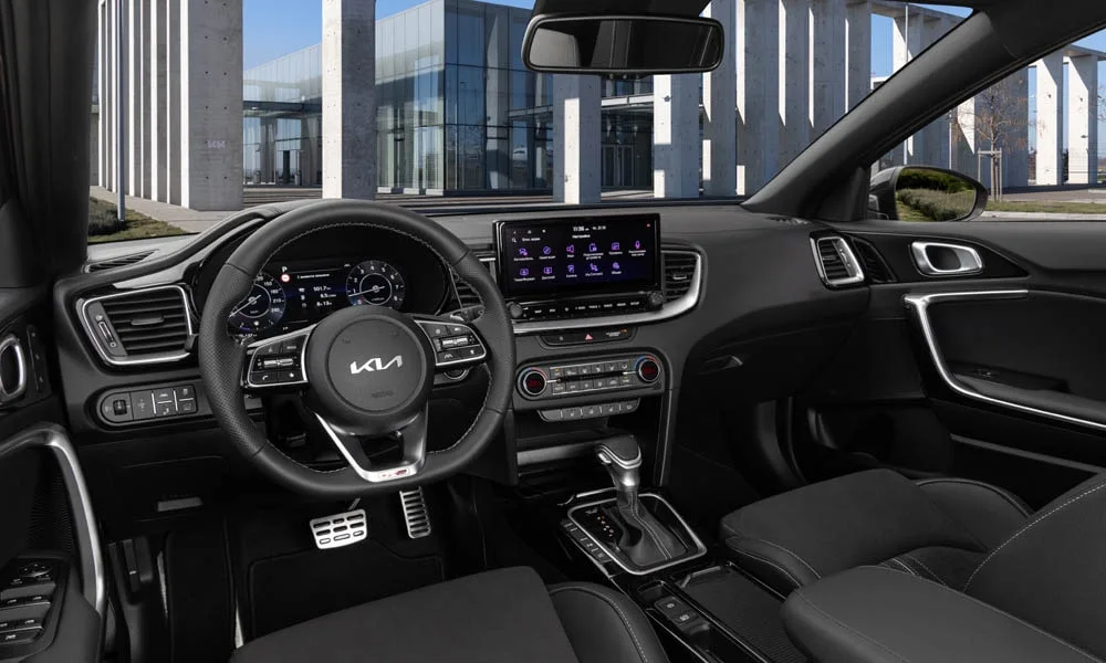 Фото KIA Ceed SW — передняя панель. Передняя панель в тёмной отделке: расположение экранов и дефлекторов. Мягкие материалы верхнего яруса и вставки задают уровень интерьера KIA Ceed SW — передняя панель