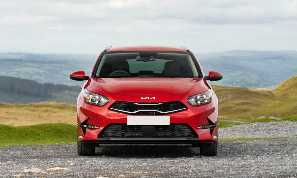 Фото KIA Ceed SW — вид спереди, фото 4. Анфас: пропорции капота, посадка кузова и графика ходовых огней. Рисунок ходовых огней — подпись модели, по нему её узнают в потоке KIA Ceed SW — вид спереди, фото 4
