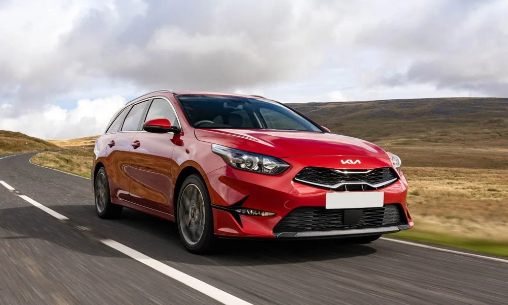 Фото KIA Ceed SW — вид спереди, фото 6. Передок в красном исполнении — крупная светотехника и выразительный бампер. Рисунок ходовых огней — подпись модели, по нему её узнают в потоке KIA Ceed SW — вид спереди, фото 6