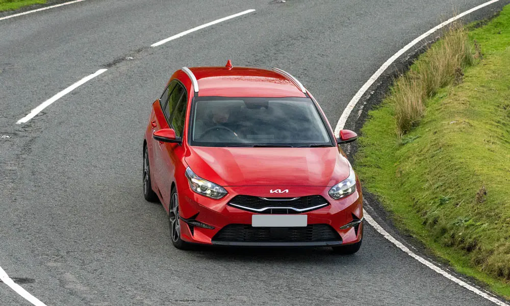 Фото KIA Ceed SW — вид спереди, фото 8. Оптика, решётка и бампер — первое впечатление о модели KIA Ceed SW — вид спереди, фото 8