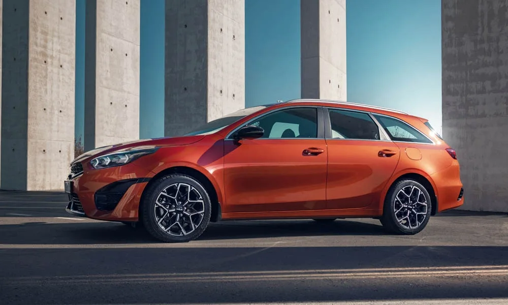 Фото KIA Ceed SW — вид спереди, фото 9. Передок в оранжевом исполнении — крупная светотехника и выразительный бампер KIA Ceed SW — вид спереди, фото 9