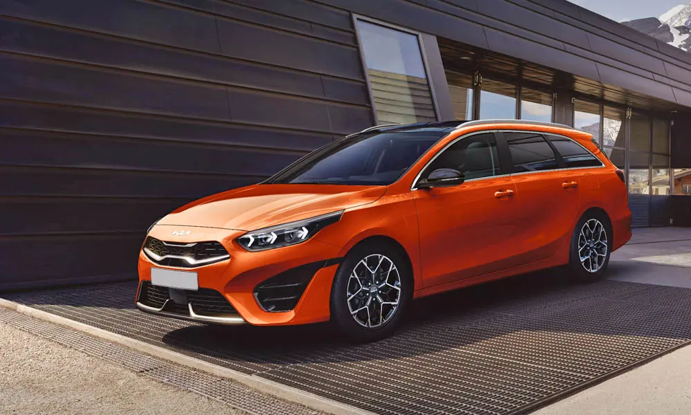 Фото KIA Ceed SW — вид спереди, фото 10. Передок в оранжевом исполнении — крупная светотехника и выразительный бампер. Рисунок ходовых огней — подпись модели, по нему её узнают в потоке KIA Ceed SW — вид спереди, фото 10