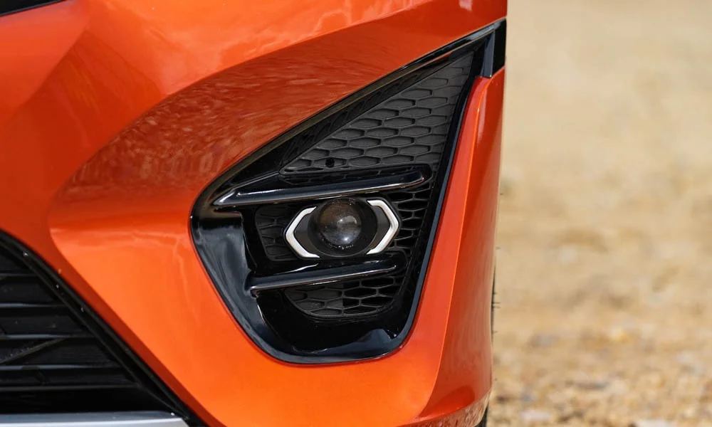 Фото KIA Ceed SW — вид спереди, фото 11. Кузов в оранжевом цвете: рисунок оптики и решётки задаёт узнаваемое «лицо» модели. Рисунок ходовых огней — подпись модели, по нему её узнают в потоке KIA Ceed SW — вид спереди, фото 11