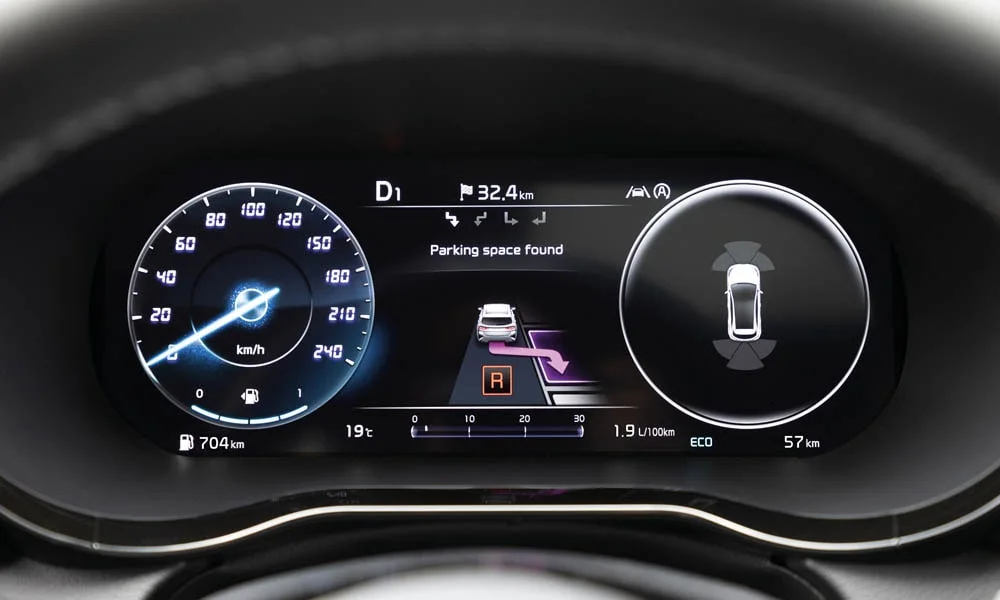 Фото KIA Ceed SW — приборная панель. Экран приборов за рулём — вся ходовая информация перед глазами. Компоновка приборов настраивается в меню у большинства версий KIA Ceed SW — приборная панель