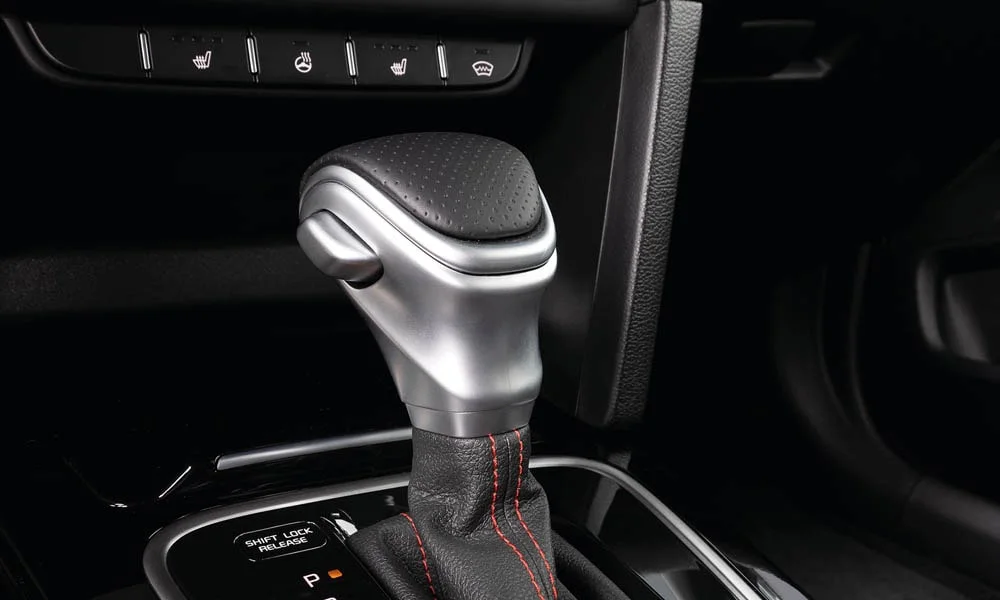 Фото KIA Ceed SW — селектор коробки передач. Управление коробкой: компактный селектор освобождает место на тоннеле KIA Ceed SW — селектор коробки передач