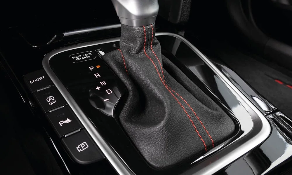 Фото KIA Ceed SW — селектор коробки передач, фото 2. Селектор трансмиссии на центральной консоли. Автохолд удерживает машину на светофоре без ноги на тормозе KIA Ceed SW — селектор коробки передач, фото 2