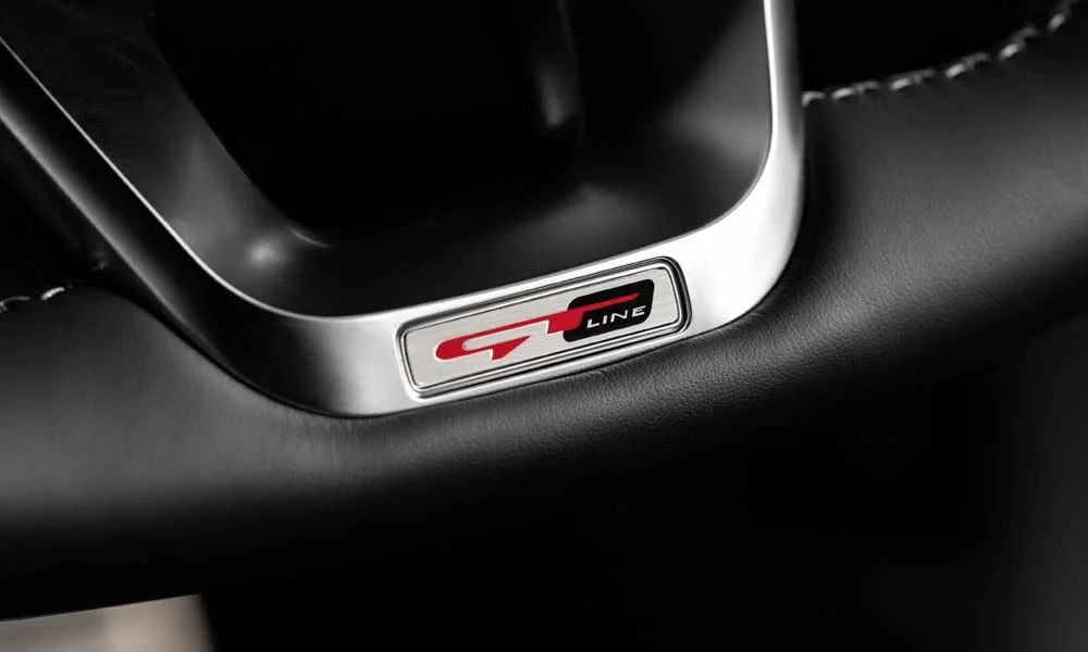 Фото KIA Ceed SW — интерьер, фото 2. Общий план салона: архитектура панели, консоль и кресла. Уровень отделки читается по стыкам панелей и мягким поверхностям в зонах касания KIA Ceed SW — интерьер, фото 2
