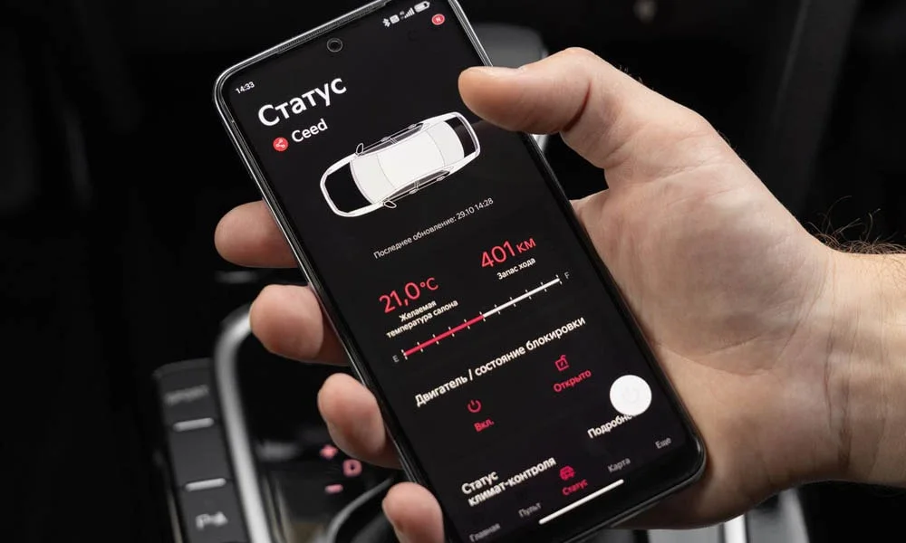 Фото KIA Ceed SW — интерьер, фото 3. Общий план салона: архитектура панели, консоль и кресла. Светлая гамма зрительно расширяет салон, тёмная — практичнее в уходе KIA Ceed SW — интерьер, фото 3