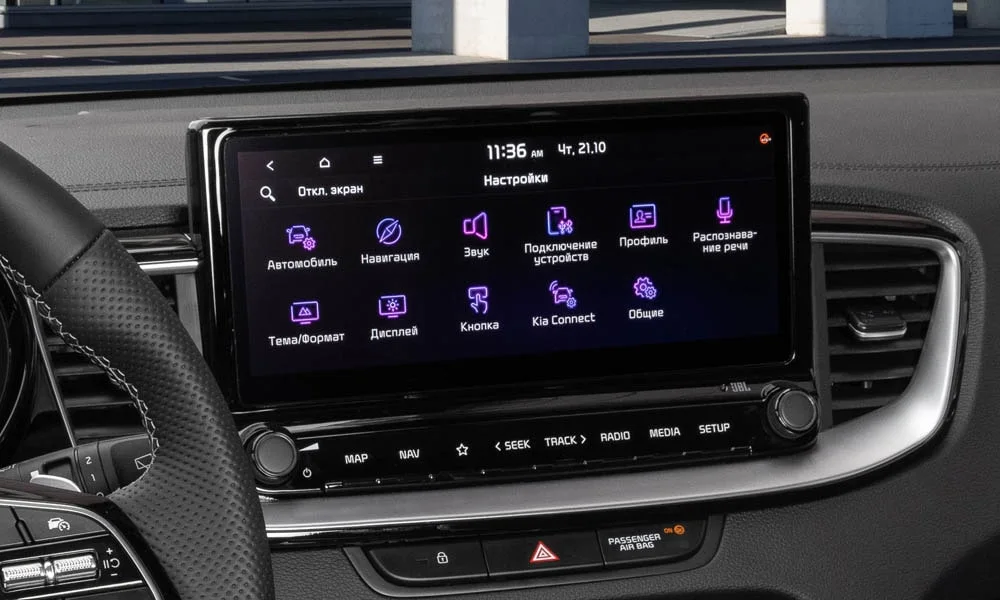 Фото KIA Ceed SW — экран мультимедиа. Горизонтальный экран мультимедиа на передней панели KIA Ceed SW — экран мультимедиа