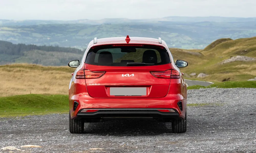 Фото KIA Ceed SW — вид сзади, фото 2. Графика фонарей, бампер и оформление пятой двери KIA Ceed SW — вид сзади, фото 2
