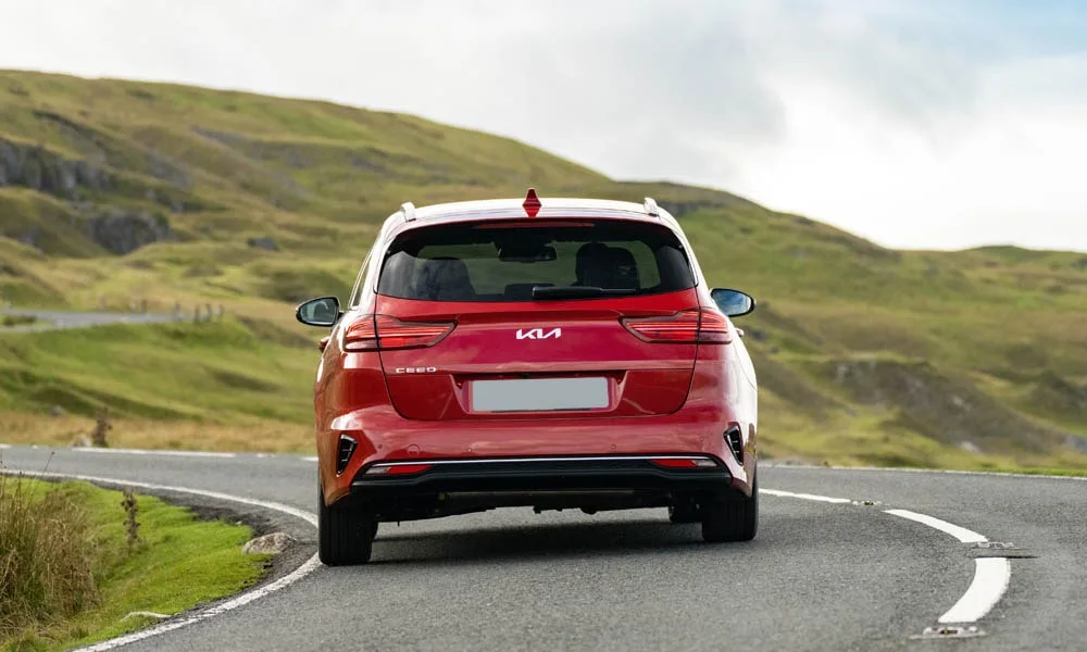 Фото KIA Ceed SW — вид сзади, фото 5. Графика фонарей, бампер и оформление пятой двери KIA Ceed SW — вид сзади, фото 5