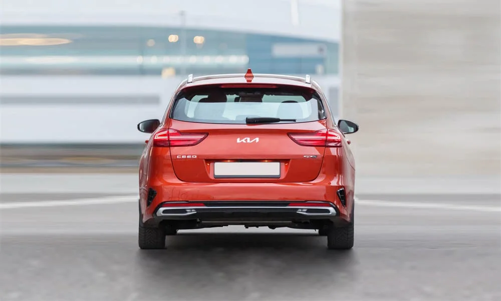 Фото KIA Ceed SW — вид сзади, фото 6. Красный кузов сзади — фонари и бампер определяют ночной образ модели. Светодиодная полоса или раздельные секции — задняя оптика стала главным украшением кормы KIA Ceed SW — вид сзади, фото 6