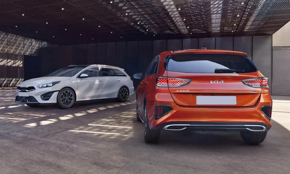 Фото KIA Ceed SW — вид сзади, фото 7. Корма в оранжевом цвете: графика фонарей и пластика пятой двери. Насадки выхлопа или их имитация внизу бампера различают версии KIA Ceed SW — вид сзади, фото 7