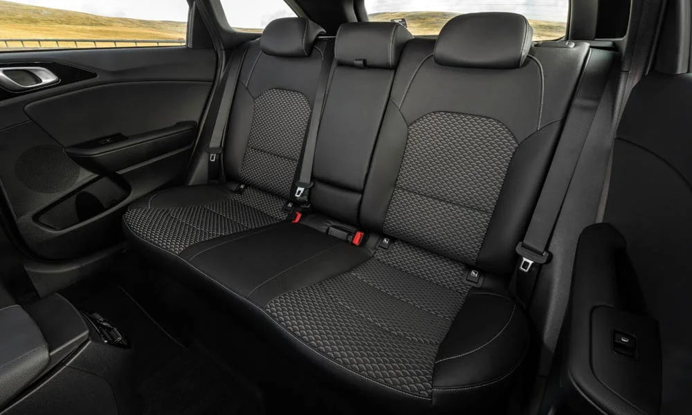 Фото KIA Ceed SW — задние сиденья. Второй ряд: профиль дивана, подголовники и обивка из перфорированной коже KIA Ceed SW — задние сиденья