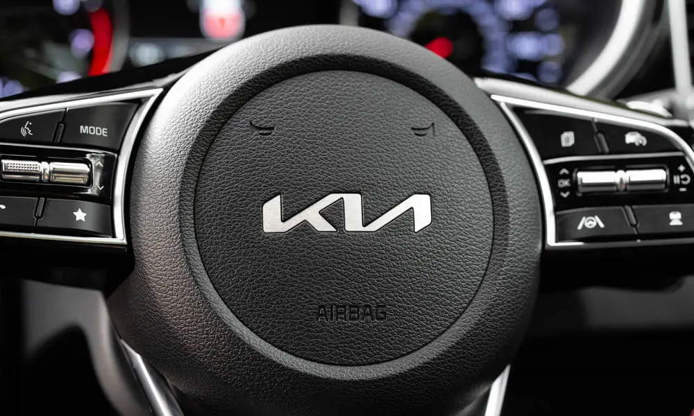 Фото KIA Ceed SW — руль. Обшивка обода и компоновка спиц крупным планом. Правильная посадка: руки на «9 и 3», приборы читаются поверх обода KIA Ceed SW — руль