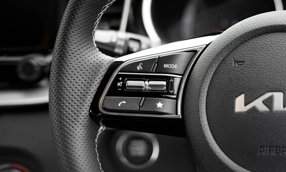 Фото KIA Ceed SW — руль, фото 2. Обшивка обода и компоновка спиц крупным планом. Правильная посадка: руки на «9 и 3», приборы читаются поверх обода KIA Ceed SW — руль, фото 2