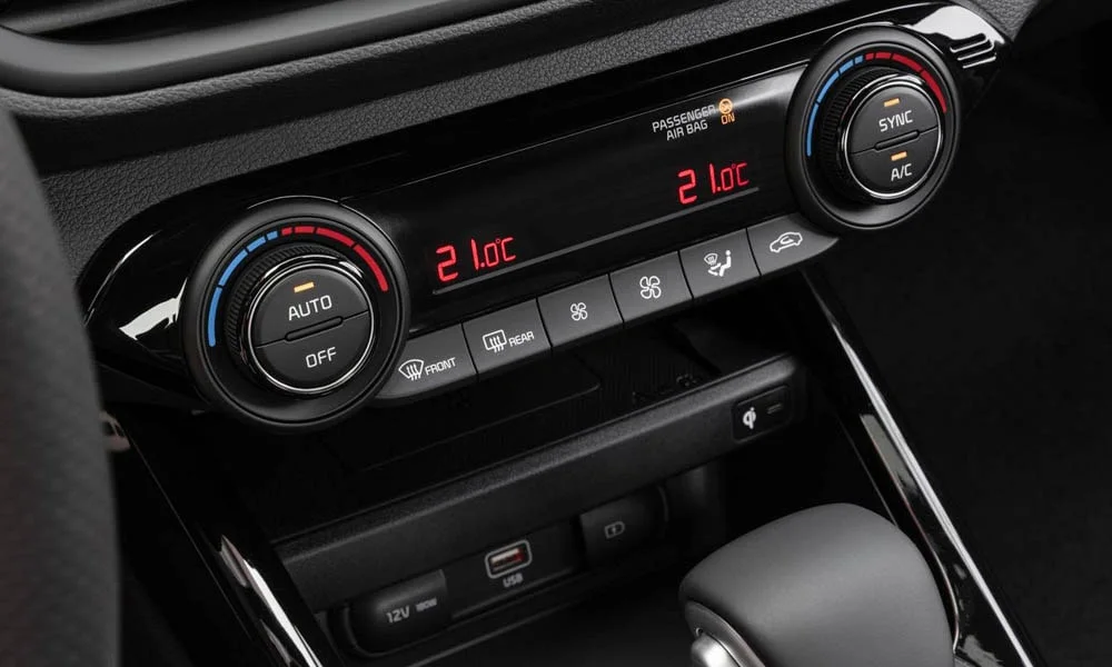 Фото KIA Cerato — блок климат-контроля. Физические клавиши температуры и обдува. Отдельные клавиши климата удобнее сенсорных меню в движении KIA Cerato — блок климат-контроля