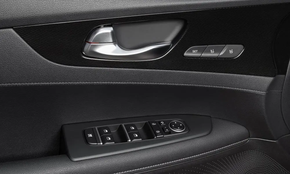 Фото KIA Cerato — кнопки управления. Кнопки и переключатели: физическое управление частыми функциями. Физические клавиши быстрее сенсорных меню — важно в движении KIA Cerato — кнопки управления