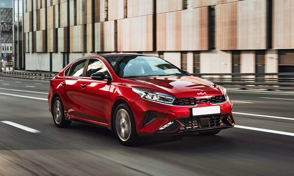 Фото KIA Cerato — вид спереди, фото 4. Красный кузов, строгая симметрия оптики — базовый ракурс знакомства с дизайном KIA Cerato — вид спереди, фото 4