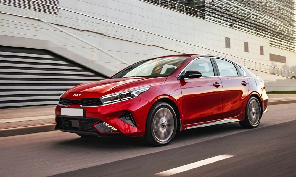 Фото KIA Cerato — вид спереди, фото 5. Передок в красном исполнении — крупная светотехника и выразительный бампер. Дневные ходовые огни включаются автоматически с запуском KIA Cerato — вид спереди, фото 5