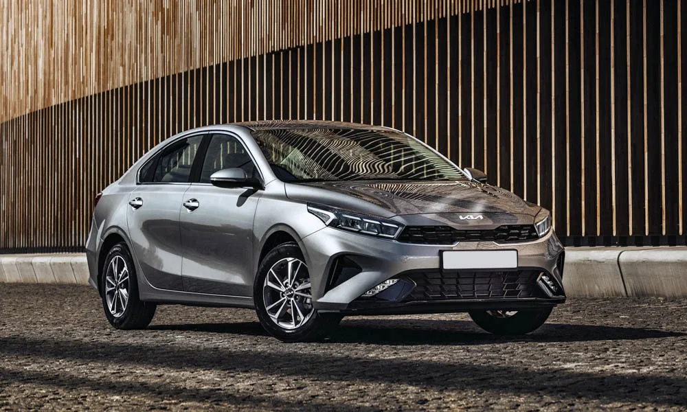 Фото KIA Cerato — вид спереди, фото 8. Анфас: пропорции капота, посадка кузова и графика ходовых огней. Дневные ходовые огни включаются автоматически с запуском KIA Cerato — вид спереди, фото 8