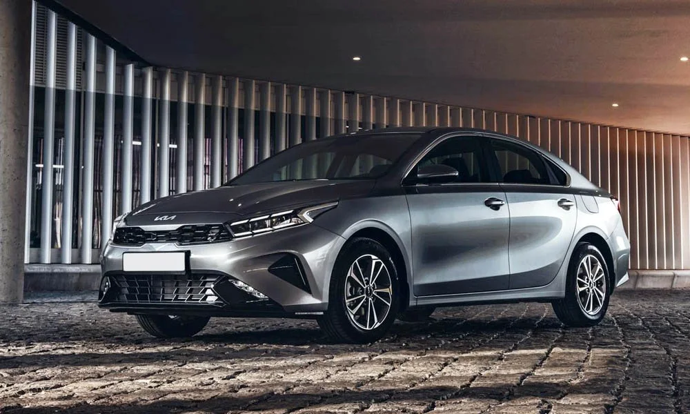 Фото KIA Cerato — вид спереди, фото 9. Анфас: пропорции капота, посадка кузова и графика ходовых огней. Дневные ходовые огни включаются автоматически с запуском KIA Cerato — вид спереди, фото 9