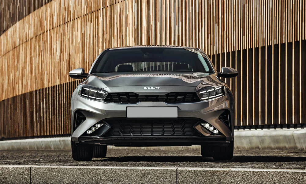 Фото KIA Cerato — вид спереди, фото 10. Анфас: пропорции капота, посадка кузова и графика ходовых огней KIA Cerato — вид спереди, фото 10