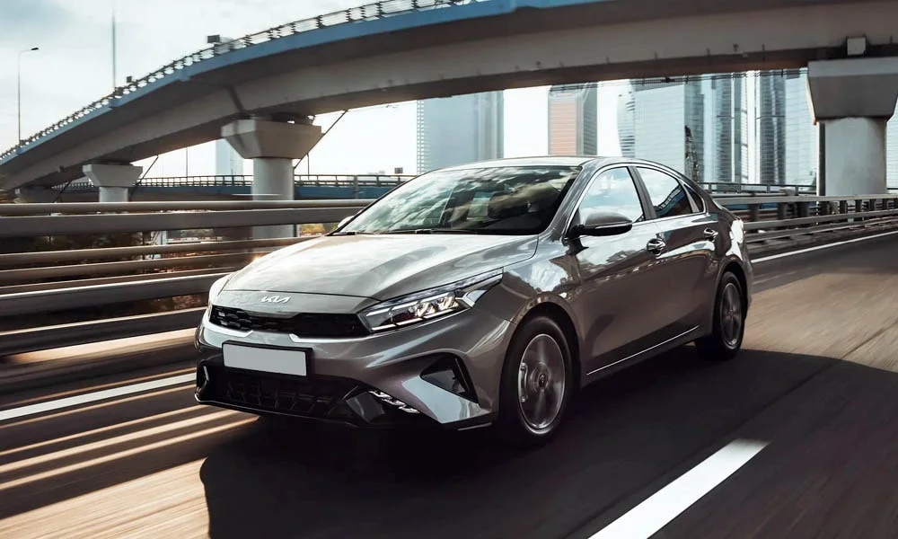 Фото KIA Cerato — вид спереди, фото 11. Анфас: пропорции капота, посадка кузова и графика ходовых огней KIA Cerato — вид спереди, фото 11