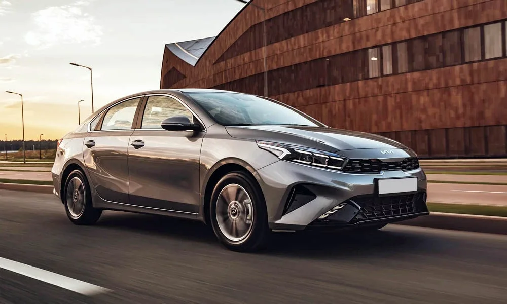 Фото KIA Cerato — вид спереди, фото 12. Анфас: пропорции капота, посадка кузова и графика ходовых огней. Дневные ходовые огни включаются автоматически с запуском KIA Cerato — вид спереди, фото 12