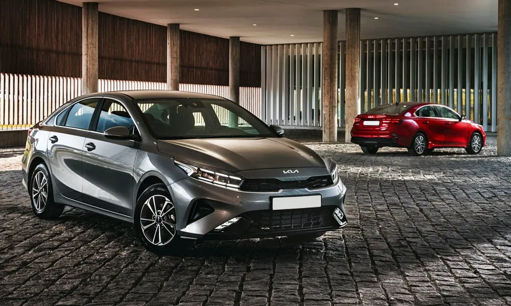 Фото KIA Cerato — вид спереди, фото 13. Передок в сером исполнении — крупная светотехника и выразительный бампер. Дневные ходовые огни включаются автоматически с запуском KIA Cerato — вид спереди, фото 13