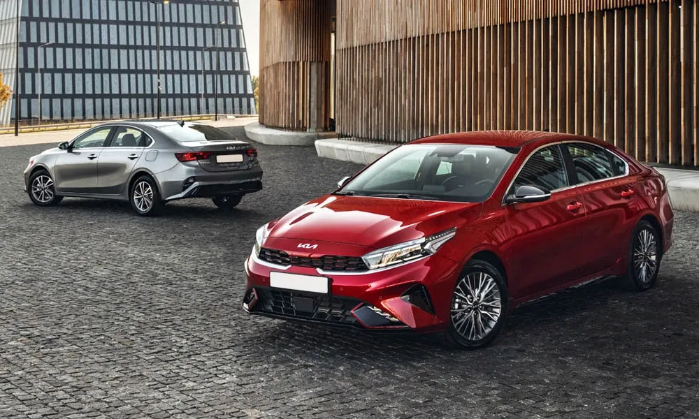 Фото KIA Cerato — вид спереди, фото 14. Передок в красном исполнении — крупная светотехника и выразительный бампер KIA Cerato — вид спереди, фото 14
