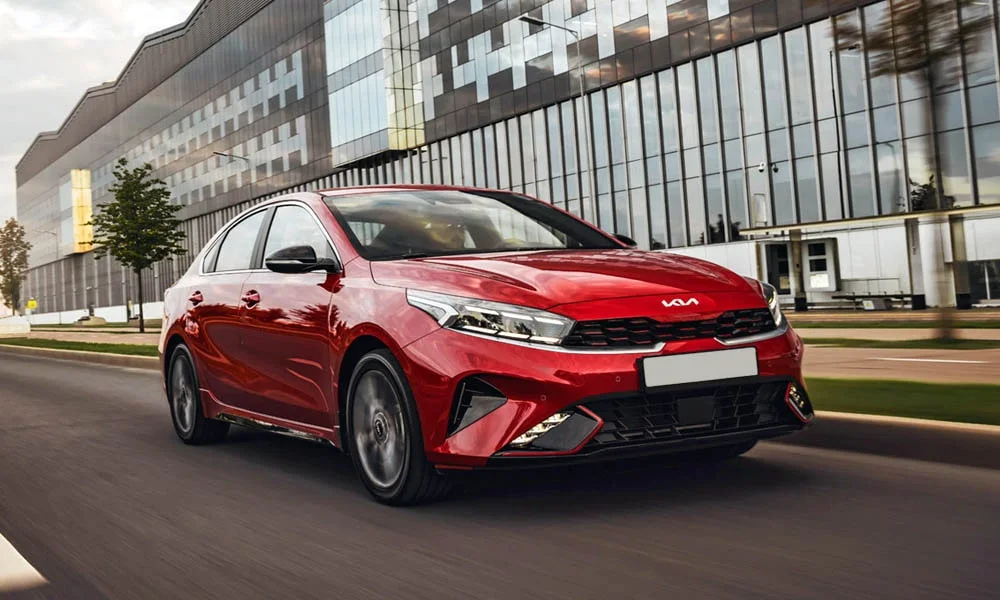Фото KIA Cerato — вид спереди, фото 15. Оптика, решётка и бампер — первое впечатление о модели. Дневные ходовые огни включаются автоматически с запуском KIA Cerato — вид спереди, фото 15